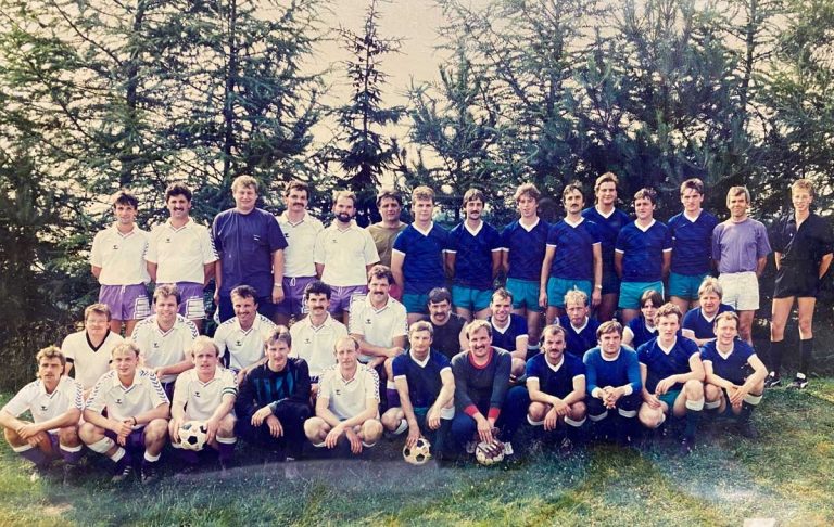 Gemeinschaftsfoto der Fußballmannschaft des TuS Horn un der Fußballfreunde aus Ottendorf-Okrilla aus dem Jahr 1990