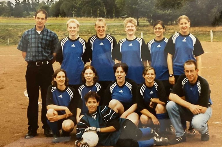 Gruppenfoto der Damenfußballmannschaft des TuS Horn in blauen Trikots.