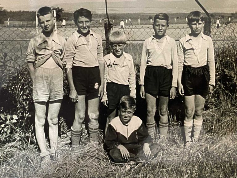 Schwarz-Weiß Foto von 6 Spielern der D-Jugend des TuS Horn aus dem Jahr 1965